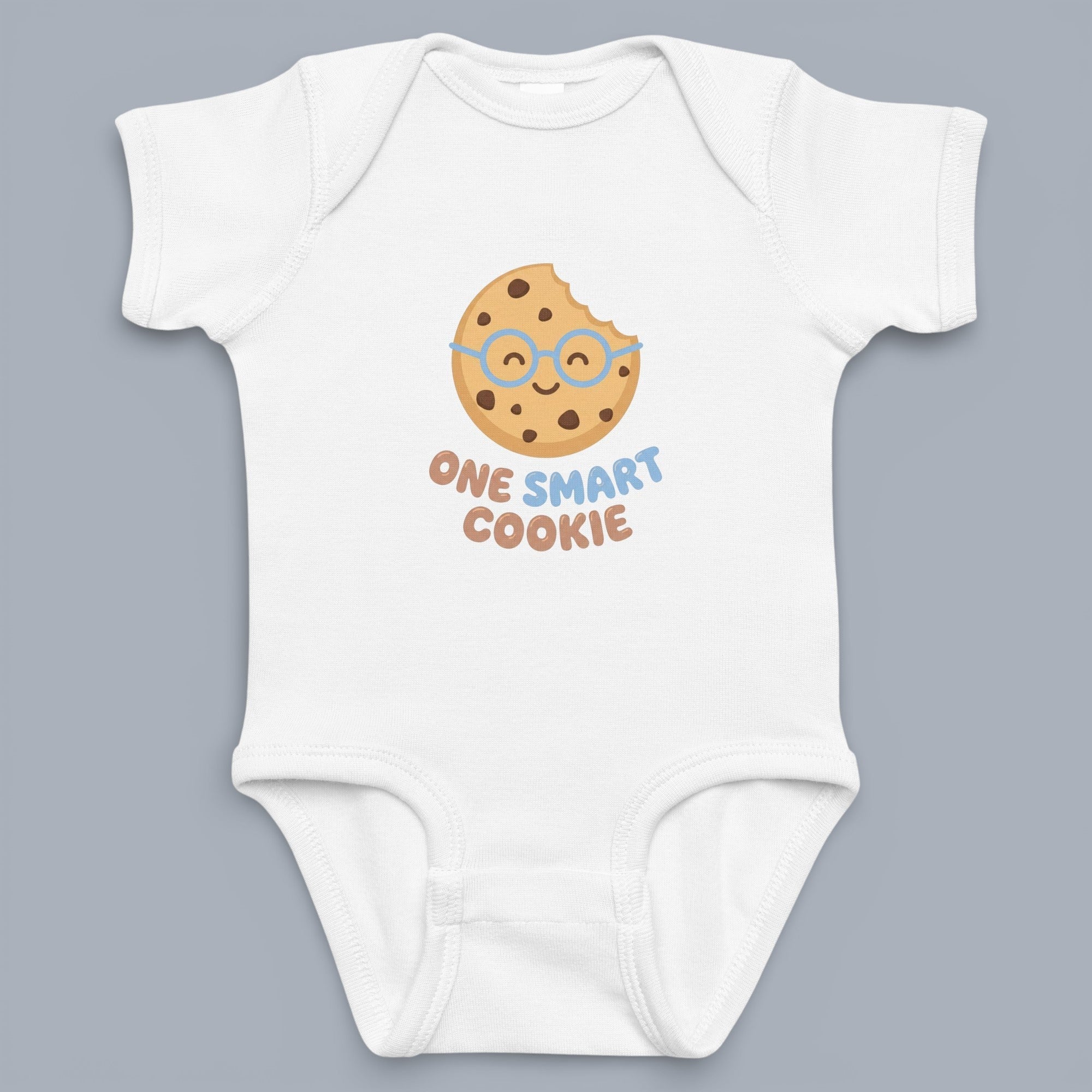 Coocosh baby bodysuit with a fun design of a cute cookie with glasses, promoting intelligence and humor for little ones. The white color makes it versatile and classic. Perfect for everyday wear, it's a comfy and stylish choice for babies. Period.