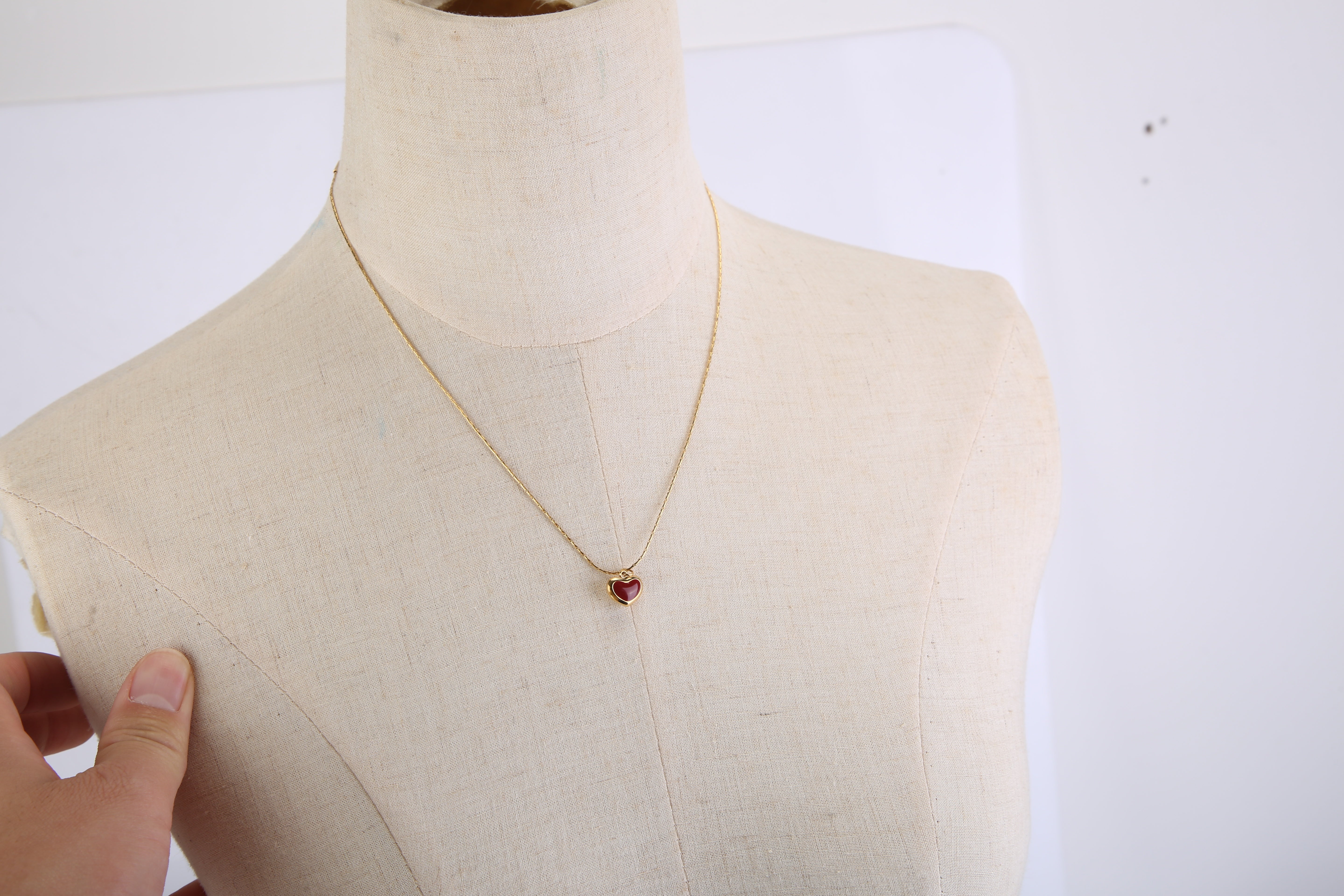 Coocosh Real Rose Necklace embellished with a beautiful preserved rose in a stunning red, encased in acrylic with delicate heart design, great for anniversaries.