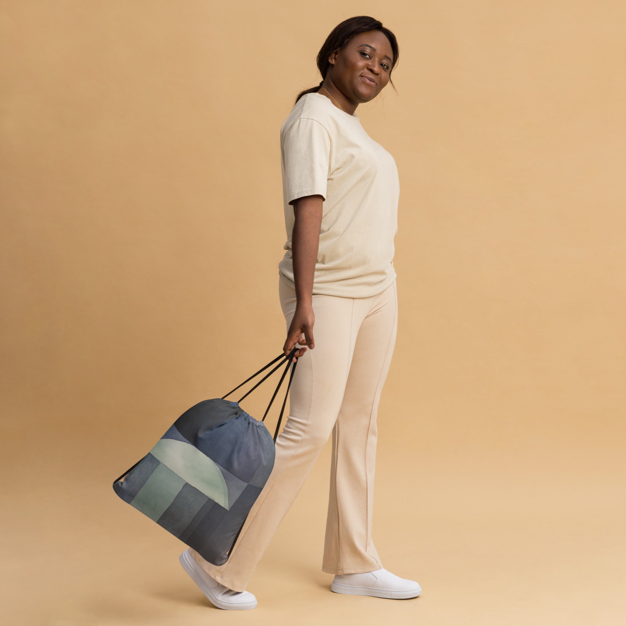 Coocosh's Der Bote des Herbstes drawstring bag, exuding effortless style in a light, casual outfit, features a captivating abstract geometric design in blue and green. Perfect for adding flair to your daily adventures while keeping essentials organized with ease.